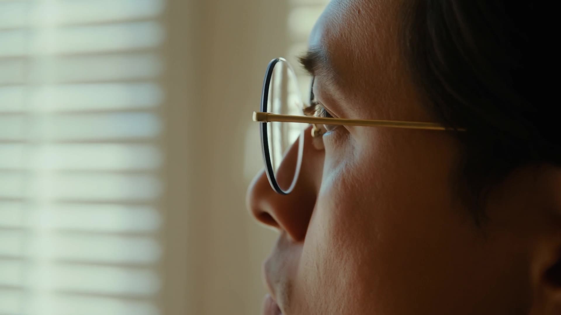 MiniMax Hailuo 02: Glasses reflection