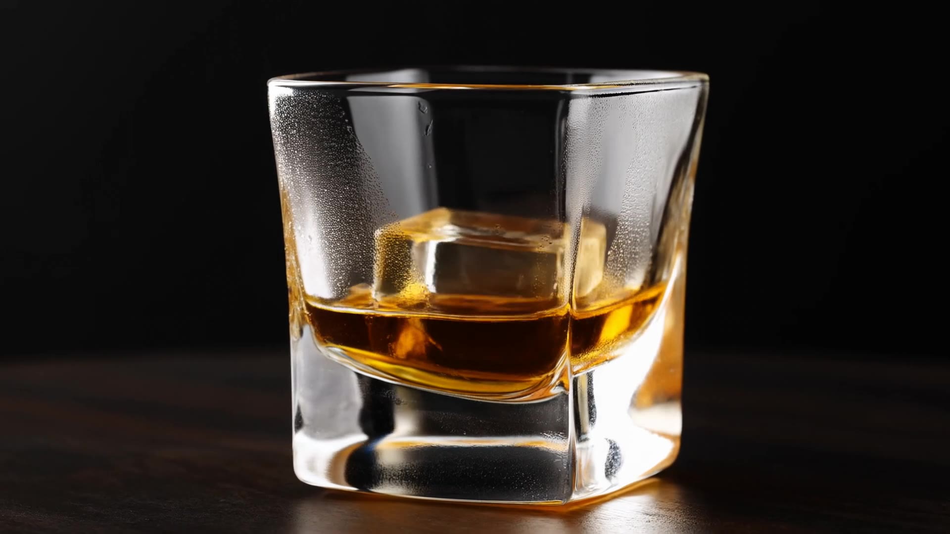 MiniMax Hailuo 02: Ice melting in whisky