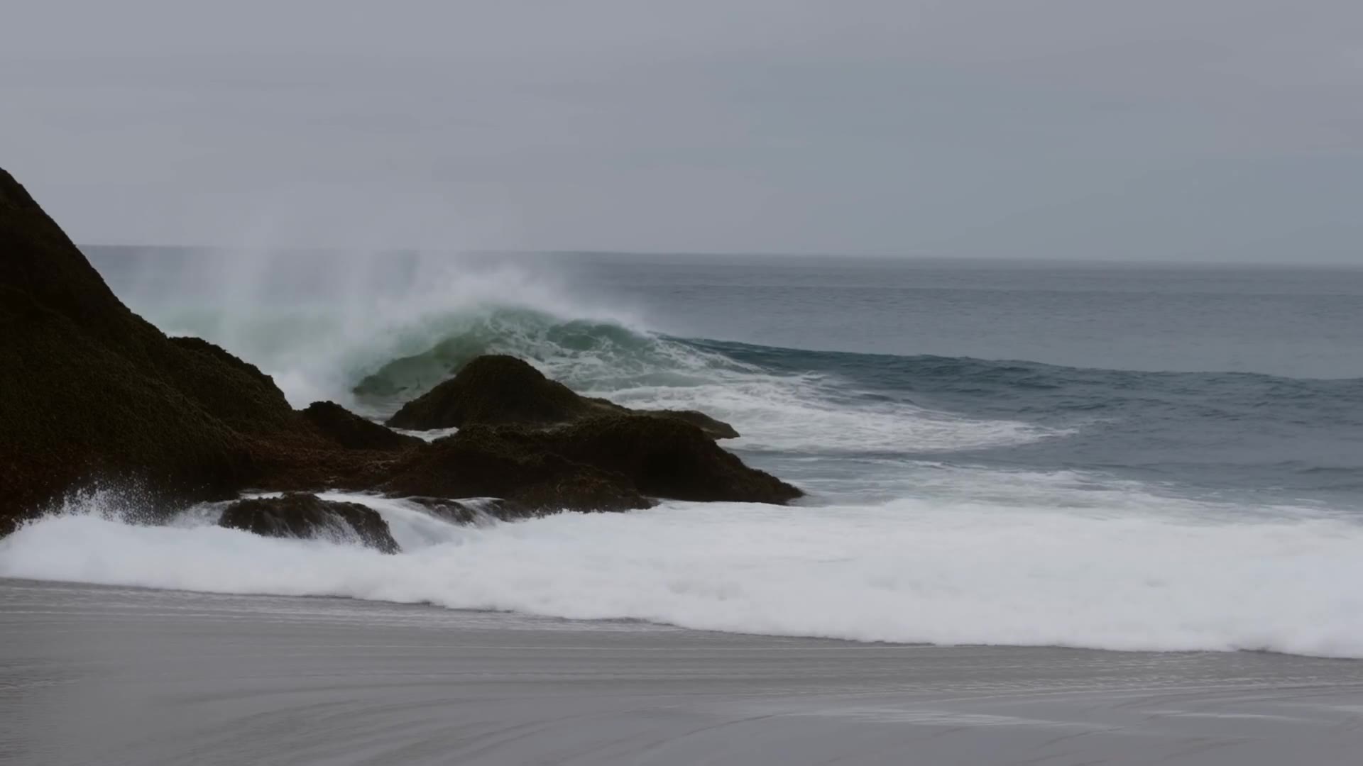 MiniMax Hailuo 02: Wave on rocks