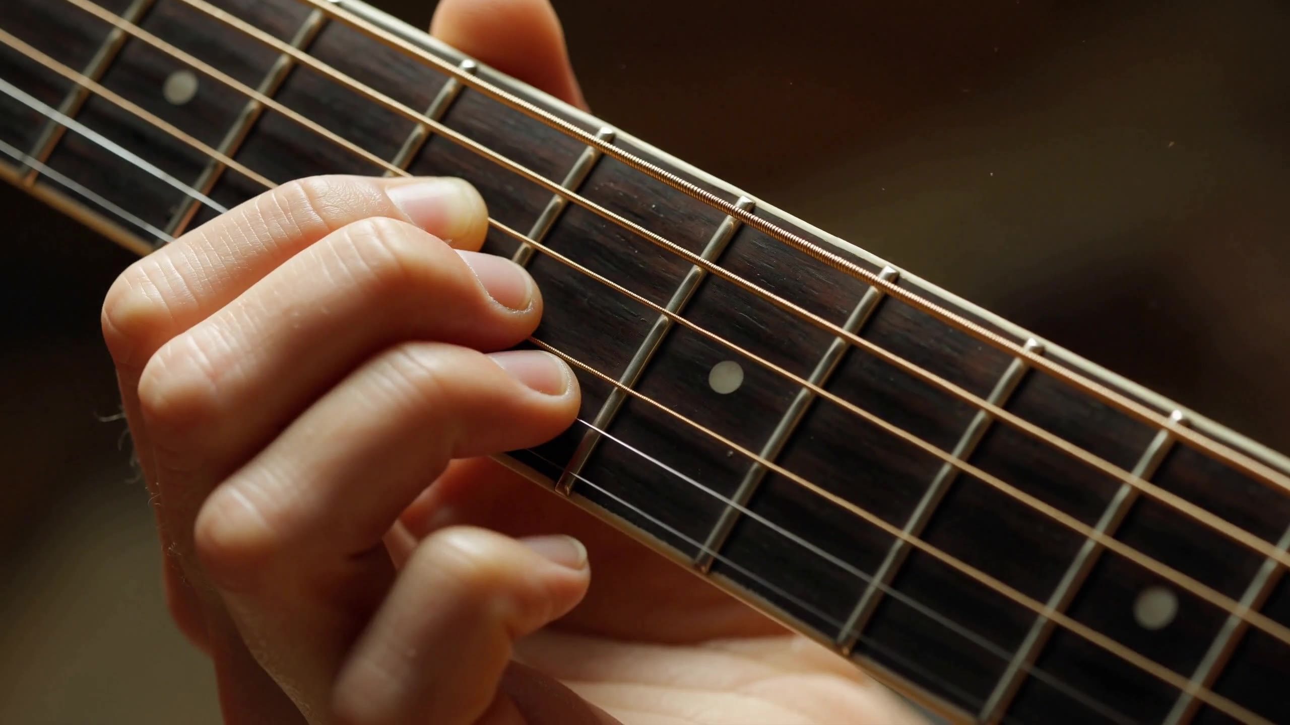MiniMax H3: Fretting a guitar chord