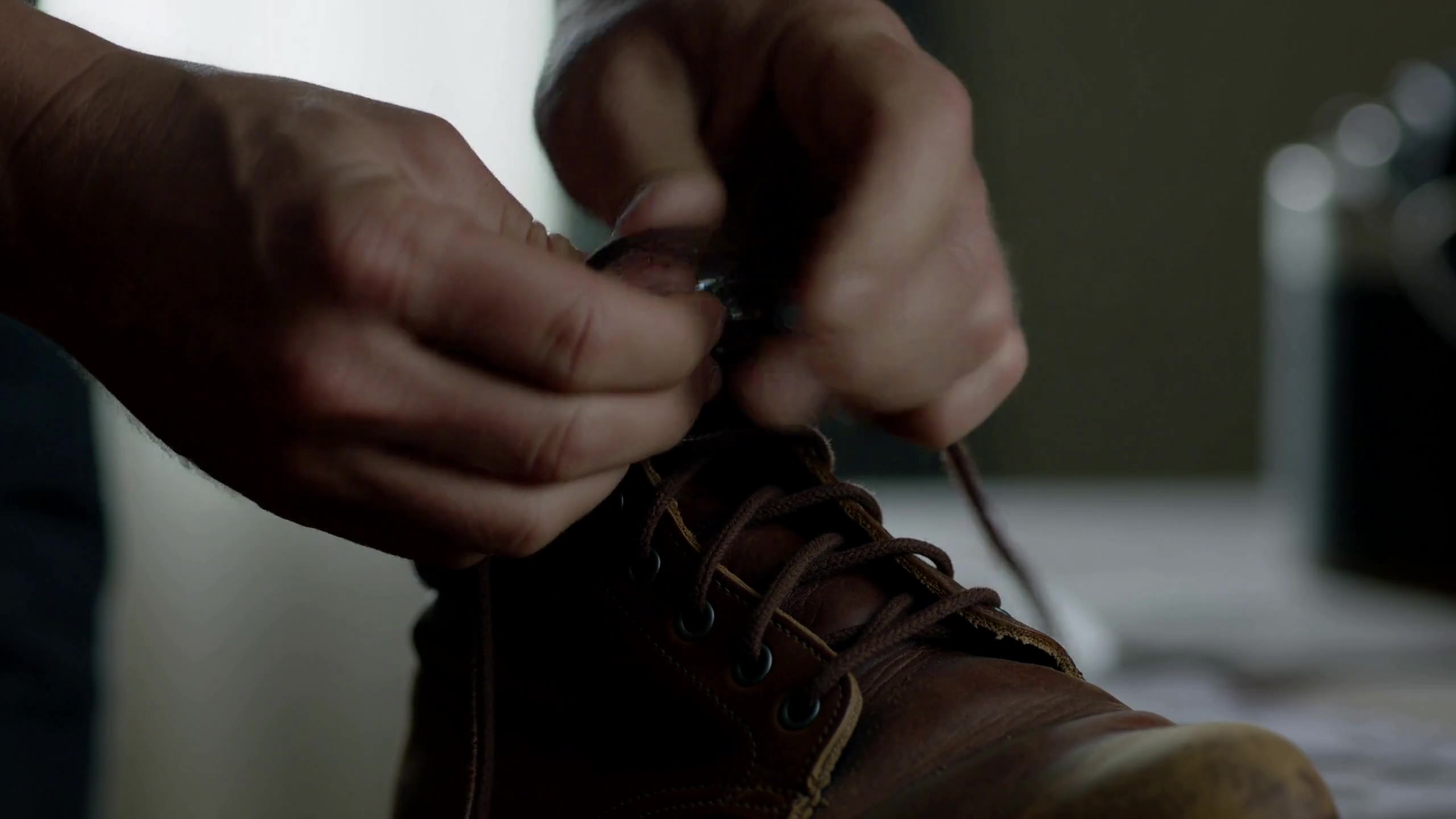 MiniMax H3: Tying shoelaces