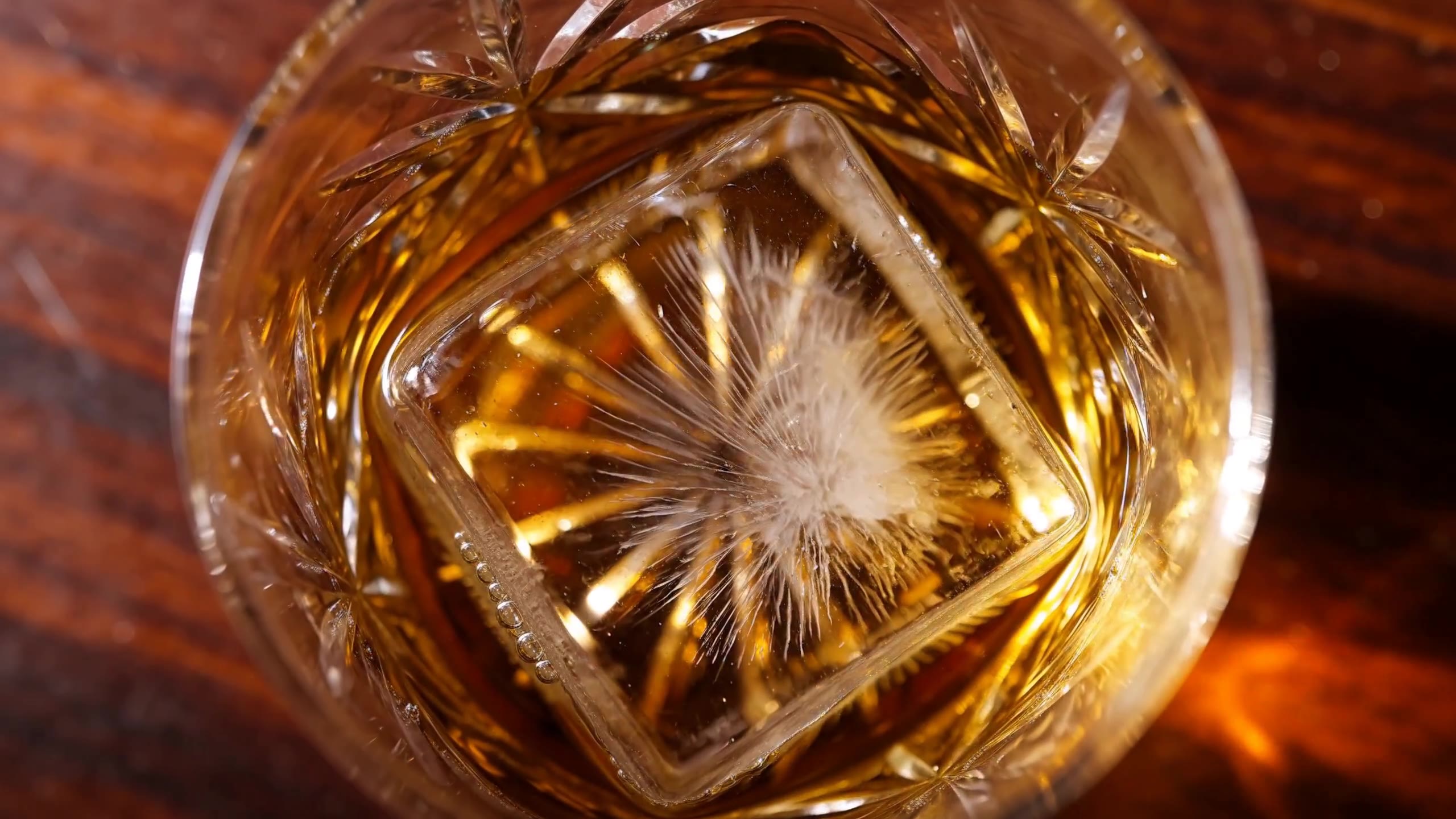 MiniMax H3: Ice melting in whisky