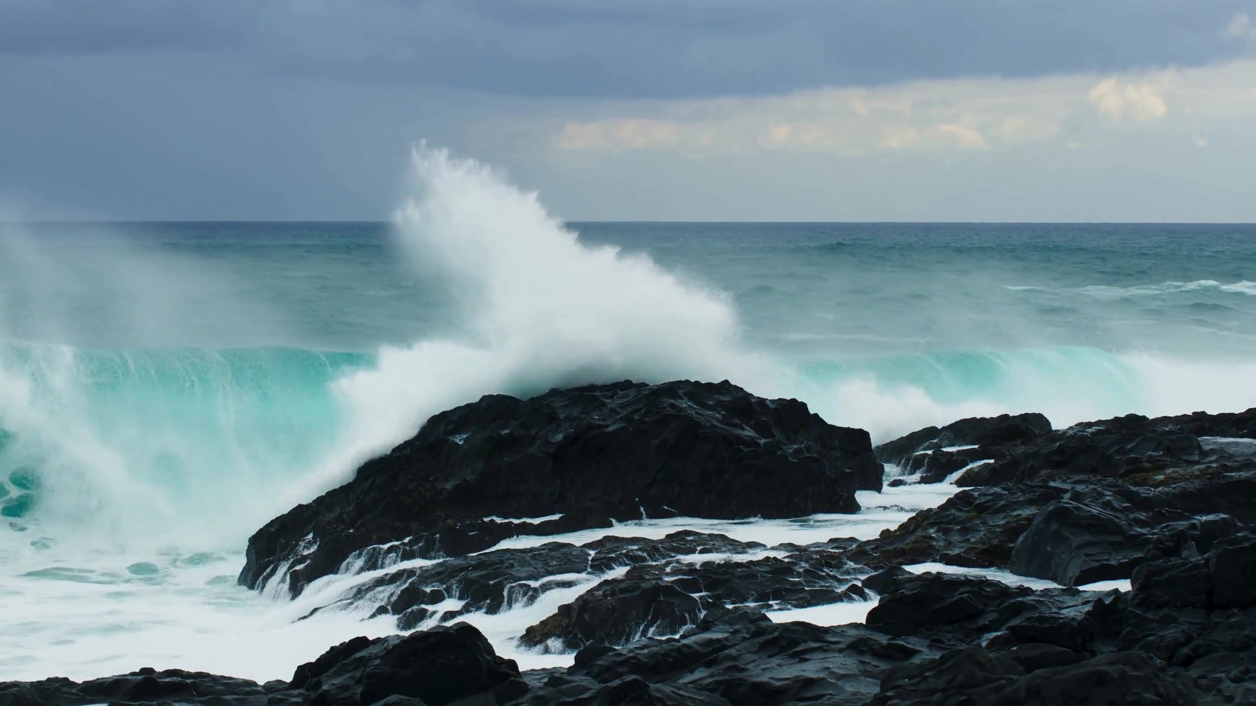 MiniMax H3: Wave on rocks