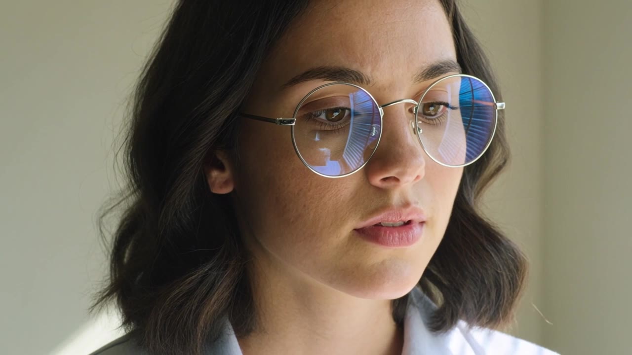 Kling 3.0 Turbo: Glasses reflection