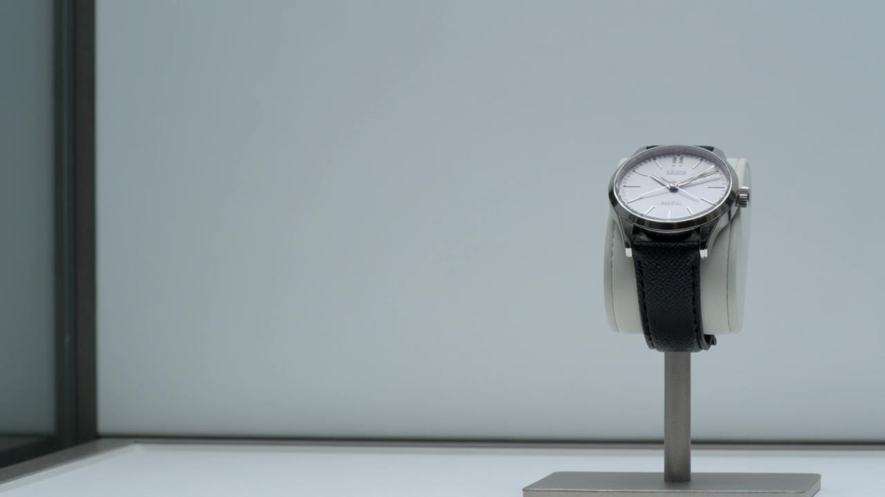 Kling 3.0 Turbo: Watch, wide then macro