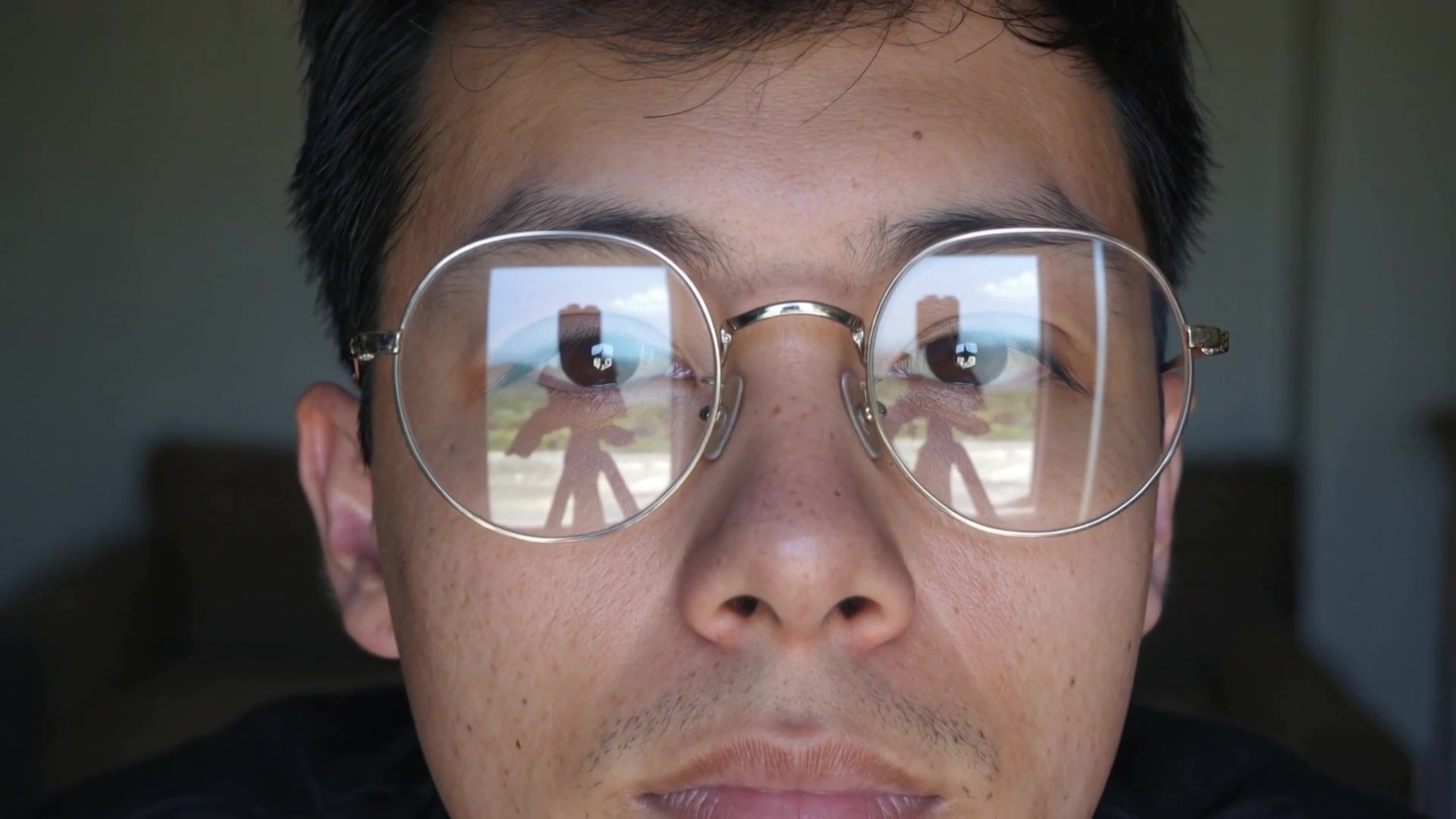 Kling 3.0: Glasses reflection