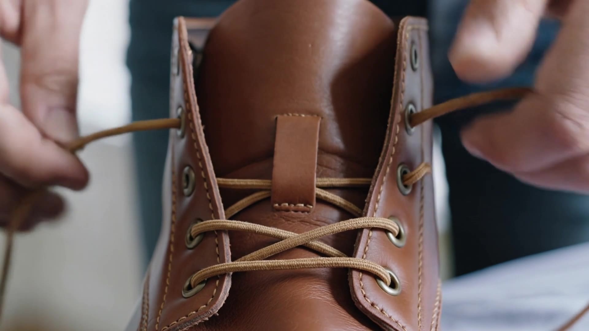 Kling 3.0: Tying shoelaces