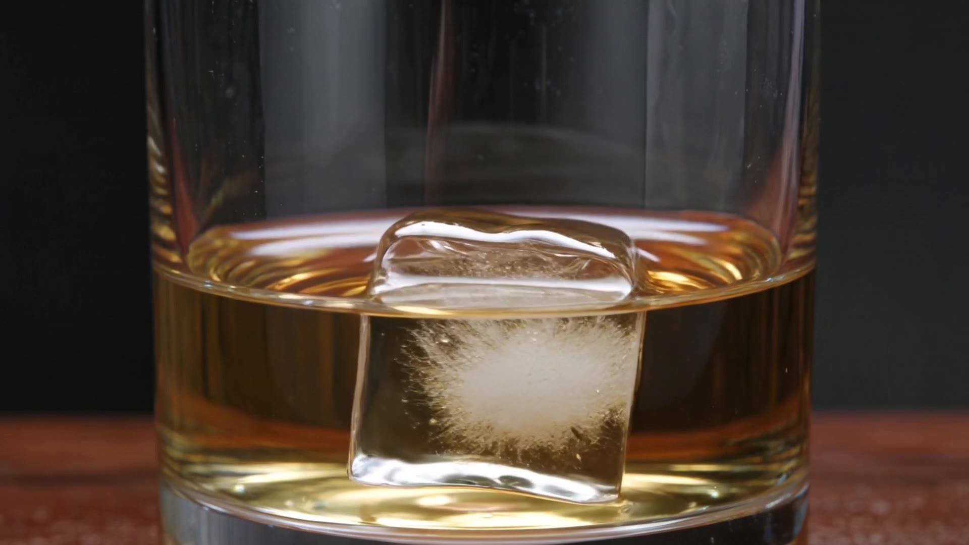 Kling 3.0: Ice melting in whisky