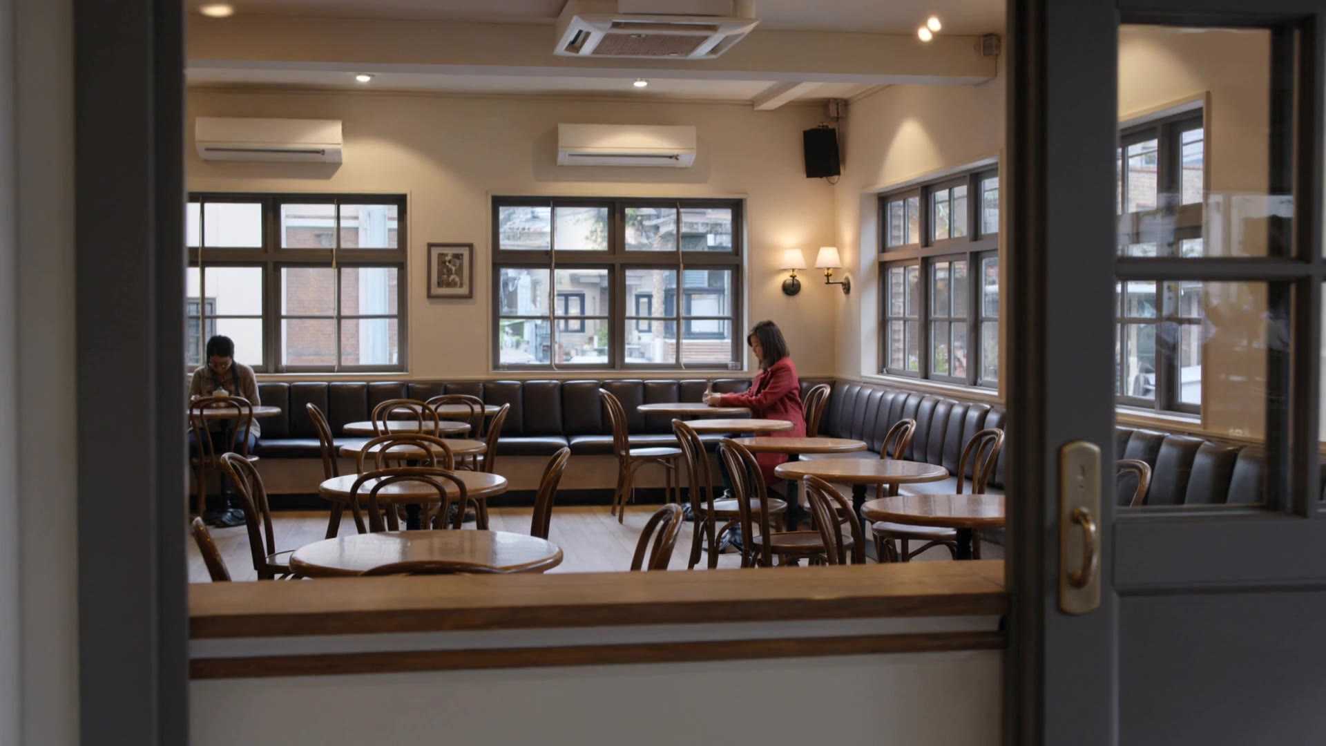 Kling 3.0: Cafe, three shots