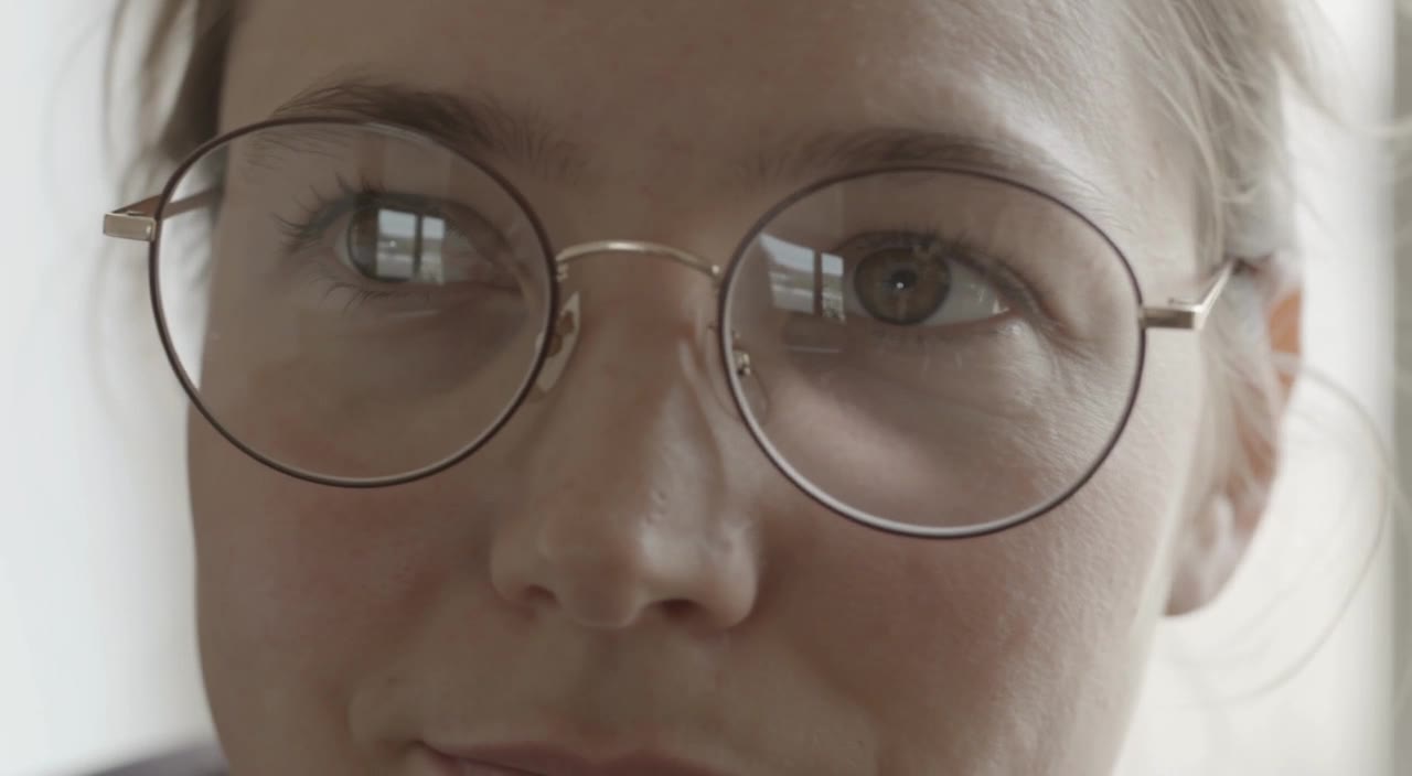 FLUX 3: Glasses reflection